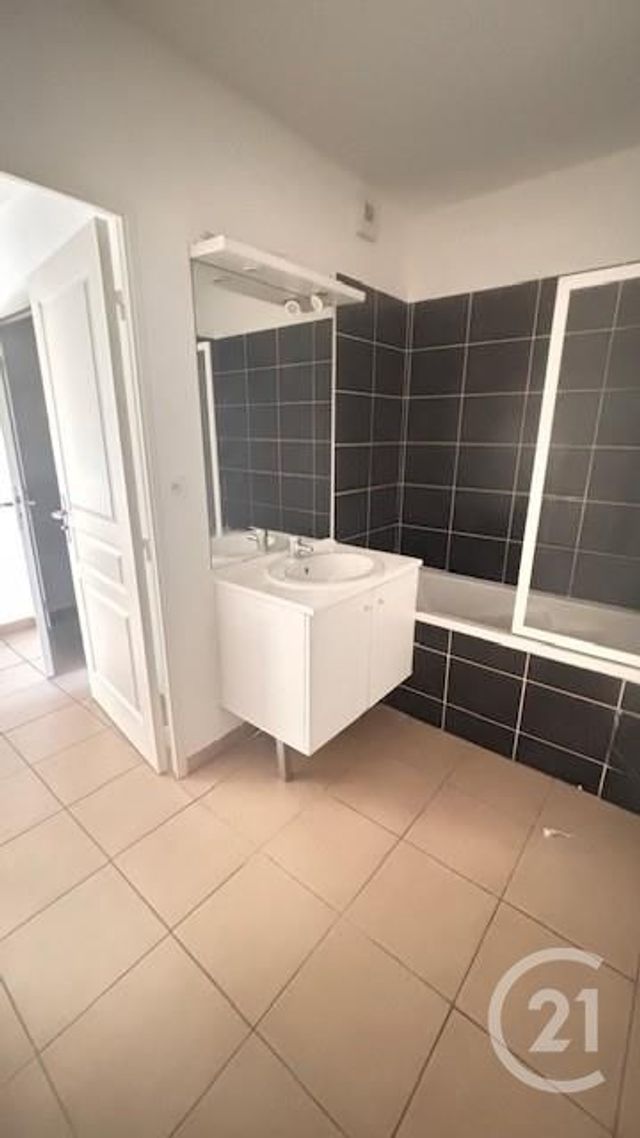 Appartement à louer - 3 pièces - 60.0 m2 - LA CIOTAT - 13 - PROVENCE-ALPES-COTE-D-AZUR - Century 21 Cabinet Berenger
