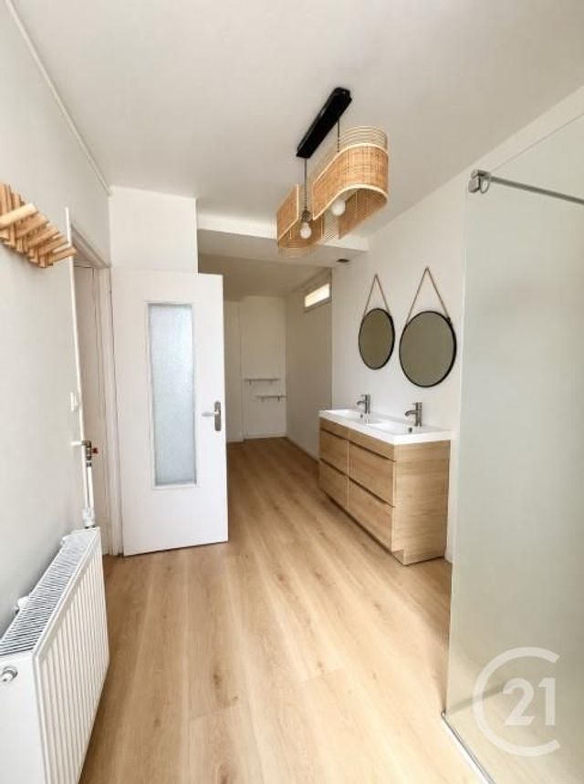 Appartement F2 à louer - 2 pièces - 48.0 m2 - SIX FOURS LES PLAGES - 83 - PROVENCE-ALPES-COTE-D-AZUR - Century 21 Cabinet Berenger